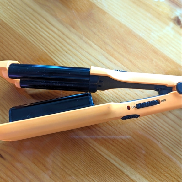 Curling iron, makes wavy - Picture 1 of 4